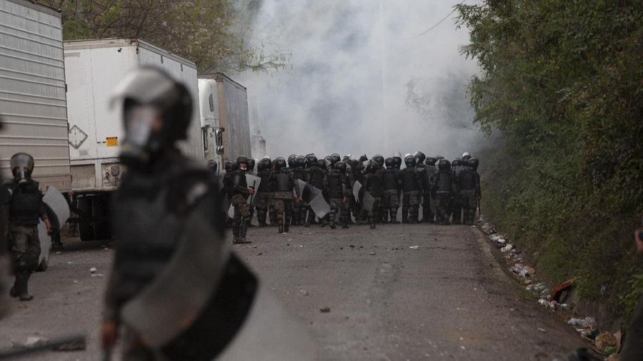 Migran Honduras berusaha menembus Amerika Serikat. (AP/Sandra Sebastian)