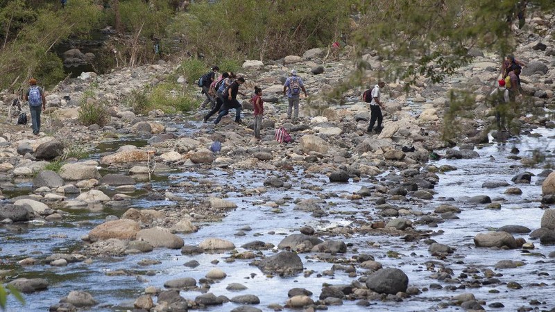 Migran Honduras berusaha menembus Amerika Serikat. (AP/Sandra Sebastian)