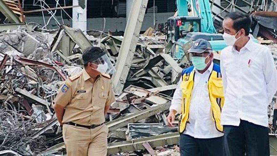 Presiden Joko Widodo meninjau Kantor Gubernur Sulawesi Barat yang mengalami kerusakan karena gempa di Mamuju, Provinsi Sulawesi Barat. (Dok: Biro Pers Sekretariat Presiden)
