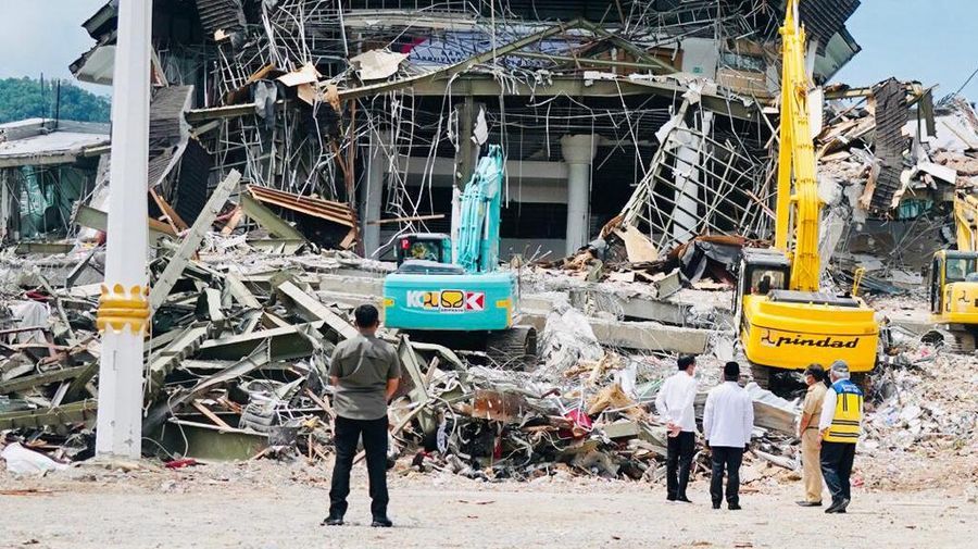 Presiden Joko Widodo meninjau Kantor Gubernur Sulawesi Barat yang mengalami kerusakan karena gempa di Mamuju, Provinsi Sulawesi Barat. (Dok: Biro Pers Sekretariat Presiden)