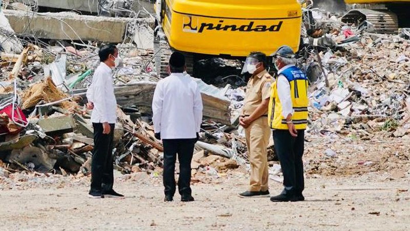 Suasana saat acara tabur bunga korban Sriwijaya Air SJ182 di Perairan Kepulauan Seribu, Jakarta, Jumat, (22/1/2021). Acara tabur bunga tersebut dilakukan diatas KRI Semarang dalam rangka memberikan penghormatan terakhir kepada korban jatuhnya pesawat Sriwijaya Air SJ182 di perairan Kepulauan Seribu pada (9/1/2021). (AP/Tatan Syuflana)