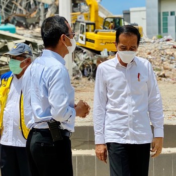 Jokowi Cek Kantor Gubernur Sulbar yang Hancur Gegara Gempa