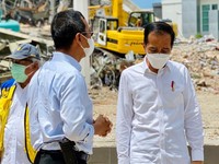 Jokowi Cek Kantor Gubernur Sulbar yang Hancur Gegara Gempa