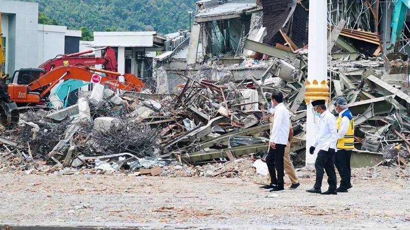 Presiden Joko Widodo meninjau Kantor Gubernur Sulawesi Barat yang mengalami kerusakan karena gempa di Mamuju, Provinsi Sulawesi Barat. (Dok: Biro Pers Sekretariat Presiden)