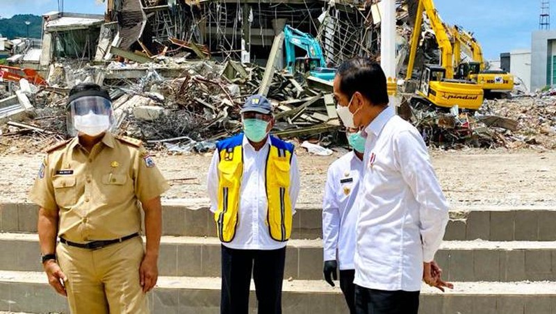Presiden Joko Widodo meninjau Kantor Gubernur Sulawesi Barat yang mengalami kerusakan karena gempa di Mamuju, Provinsi Sulawesi Barat. (Dok: Biro Pers Sekretariat Presiden)