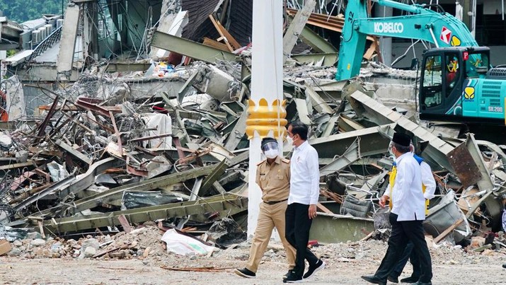 Presiden Joko Widodo meninjau Kantor Gubernur Sulawesi Barat yang mengalami kerusakan karena gempa di Mamuju, Provinsi Sulawesi Barat. (Dok: Biro Pers Sekretariat Presiden) Presiden Joko Widodo meninjau Kantor Gubernur Sulawesi Barat yang mengalami kerusakan karena gempa di Mamuju, Provinsi Sulawesi Barat. (Dok: Biro Pers Sekretariat Presiden)