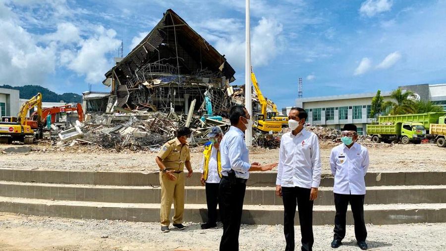 Presiden Joko Widodo meninjau Kantor Gubernur Sulawesi Barat yang mengalami kerusakan karena gempa di Mamuju, Provinsi Sulawesi Barat. (Dok: Biro Pers Sekretariat Presiden)