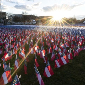 Meriah, Warna-warni Parade Bendera Ramaikan Pelantikan Biden
