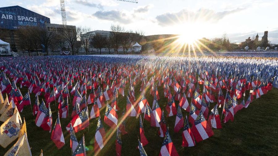 Rangkaian bendera Amerika Serikat dipasang di Washington D.C., menjelang pelantikan Presiden dan Wakil Presiden terpilih, Joe Biden dan Kamala Harris. (AP/Alex Brandon)