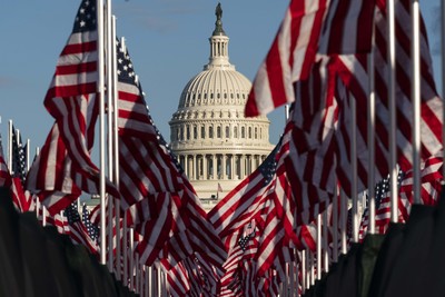 Rangkaian bendera Amerika Serikat dipasang di Washington D.C., menjelang pelantikan Presiden dan Wakil Presiden terpilih, Joe Biden dan Kamala Harris. (AP/Alex Brandon)