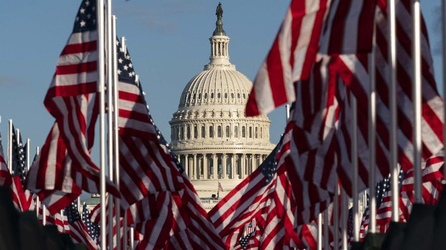 Rangkaian bendera Amerika Serikat dipasang di Washington D.C., menjelang pelantikan Presiden dan Wakil Presiden terpilih, Joe Biden dan Kamala Harris. (AP/Alex Brandon)