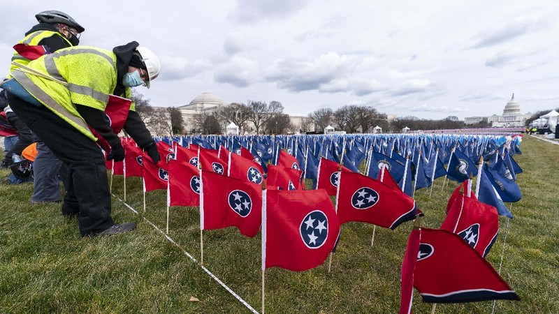 Rangkaian bendera Amerika Serikat dipasang di Washington D.C., menjelang pelantikan Presiden dan Wakil Presiden terpilih, Joe Biden dan Kamala Harris. (AP/Alex Brandon)
