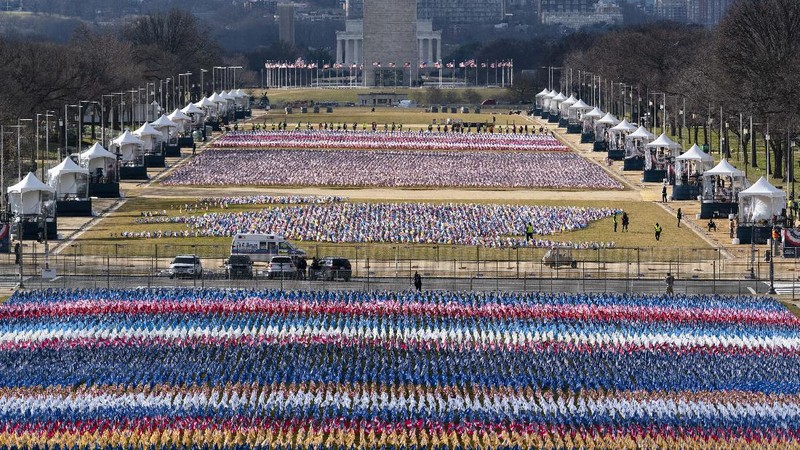 Rangkaian bendera Amerika Serikat dipasang di Washington D.C., menjelang pelantikan Presiden dan Wakil Presiden terpilih, Joe Biden dan Kamala Harris. (AP/Alex Brandon)