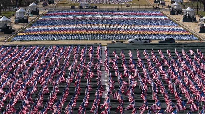 Rangkaian bendera Amerika Serikat dipasang di Washington D.C., menjelang pelantikan Presiden dan Wakil Presiden terpilih, Joe Biden dan Kamala Harris. (AP/Alex Brandon)