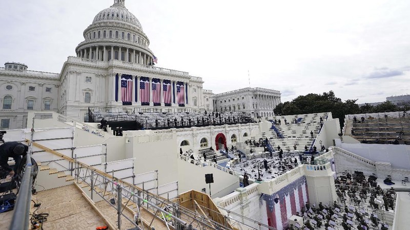 Rangkaian bendera Amerika Serikat dipasang di Washington D.C., menjelang pelantikan Presiden dan Wakil Presiden terpilih, Joe Biden dan Kamala Harris. (AP/Alex Brandon)