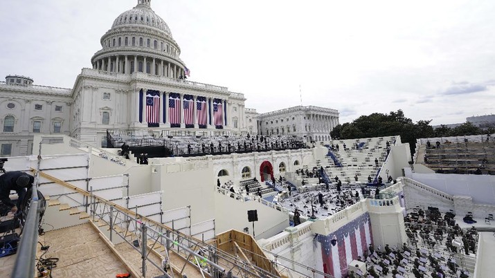 Rangkaian bendera Amerika Serikat dipasang di Washington D.C., menjelang pelantikan Presiden dan Wakil Presiden terpilih, Joe Biden dan Kamala Harris. (AP/Carolyn Kaster)