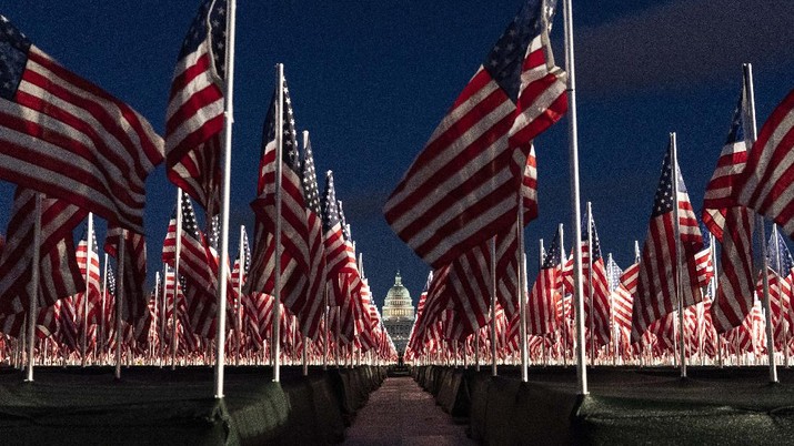 Rangkaian bendera Amerika Serikat dipasang di Washington D.C., menjelang pelantikan Presiden dan Wakil Presiden terpilih, Joe Biden dan Kamala Harris. (AP/Alex Brandon)
