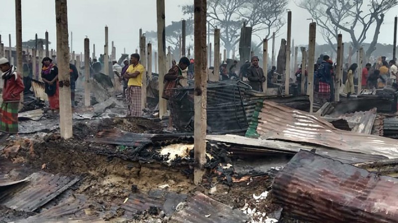 Sekolah anak rohingya hancur terbakar di Bangladesh. (AP/Mohammed Faisal)