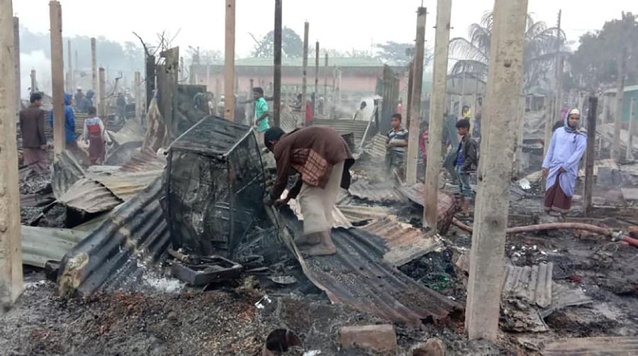 Sekolah anak rohingya hancur terbakar di Bangladesh. (AP/Mohammed Faisal)