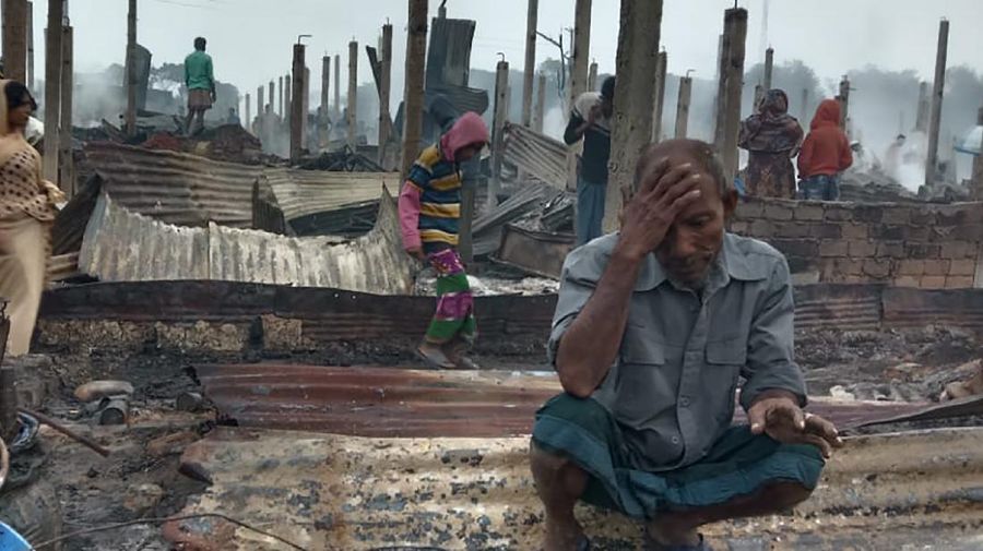 Sekolah anak rohingya hancur terbakar di Bangladesh. (AP/Mohammed Faisal)
