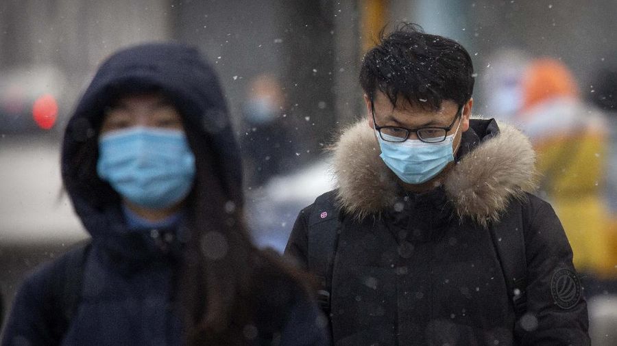 Warga China beraktifitas seperti biasa dtengah lonjakan virus Covid-19. (AP/Andy Wong)