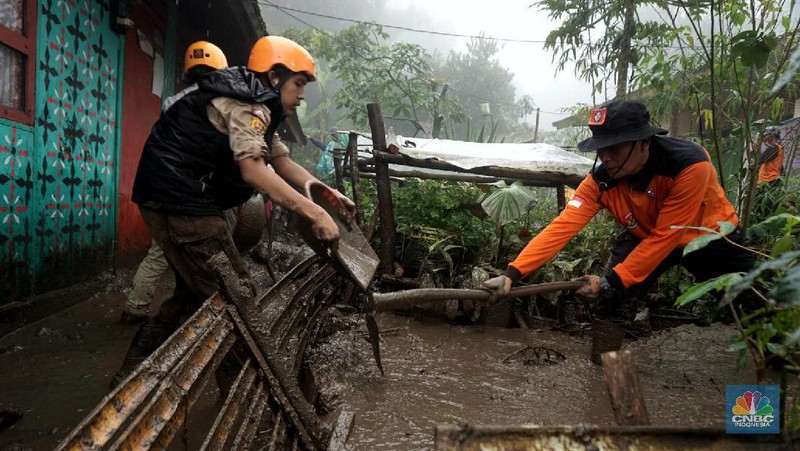 Banjir bandang yang melanda Kampung Gunung Mas, Tugu Selatan, Cisarua, Kabupaten Bogor, Jawa Barat. (CNBC Indonesia/Muhammad Sabki)