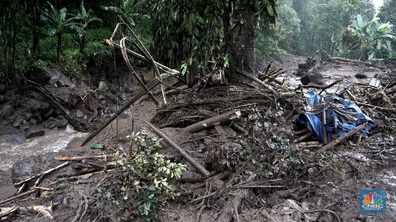 Banjir bandang yang melanda Kampung Gunung Mas, Tugu Selatan, Cisarua, Kabupaten Bogor, Jawa Barat. (CNBC Indonesia/Muhammad Sabki)