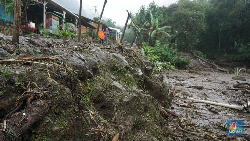 Banjir bandang yang melanda Kampung Gunung Mas, Tugu Selatan, Cisarua, Kabupaten Bogor, Jawa Barat. (CNBC Indonesia/Muhammad Sabki)