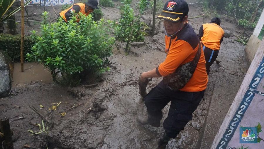 Banjir bandang yang melanda Kampung Gunung Mas, Tugu Selatan, Cisarua, Kabupaten Bogor, Jawa Barat. (CNBC Indonesia/Muhammad Sabki)