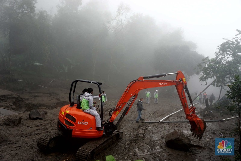 Suasana saat acara tabur bunga korban Sriwijaya Air SJ182 di Perairan Kepulauan Seribu, Jakarta, Jumat, (22/1/2021). Acara tabur bunga tersebut dilakukan diatas KRI Semarang dalam rangka memberikan penghormatan terakhir kepada korban jatuhnya pesawat Sriwijaya Air SJ182 di perairan Kepulauan Seribu pada (9/1/2021). (AP/Tatan Syuflana) Suasana saat acara tabur bunga korban Sriwijaya Air SJ182 di Perairan Kepulauan Seribu, Jakarta, Jumat, (22/1/2021). Acara tabur bunga tersebut dilakukan diatas KRI Semarang dalam rangka memberikan penghormatan terakhir kepada korban jatuhnya pesawat Sriwijaya Air SJ182 di perairan Kepulauan Seribu pada (9/1/2021). (AP/Tatan Syuflana)