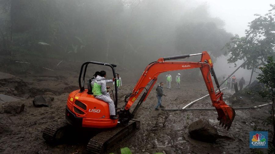 Suasana saat acara tabur bunga korban Sriwijaya Air SJ182 di Perairan Kepulauan Seribu, Jakarta, Jumat, (22/1/2021). Acara tabur bunga tersebut dilakukan diatas KRI Semarang dalam rangka memberikan penghormatan terakhir kepada korban jatuhnya pesawat Sriwijaya Air SJ182 di perairan Kepulauan Seribu pada (9/1/2021). (AP/Tatan Syuflana)