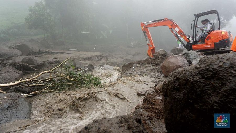 Banjir bandang yang melanda Kampung Gunung Mas, Tugu Selatan, Cisarua, Kabupaten Bogor, Jawa Barat. (CNBC Indonesia/Muhammad Sabki)