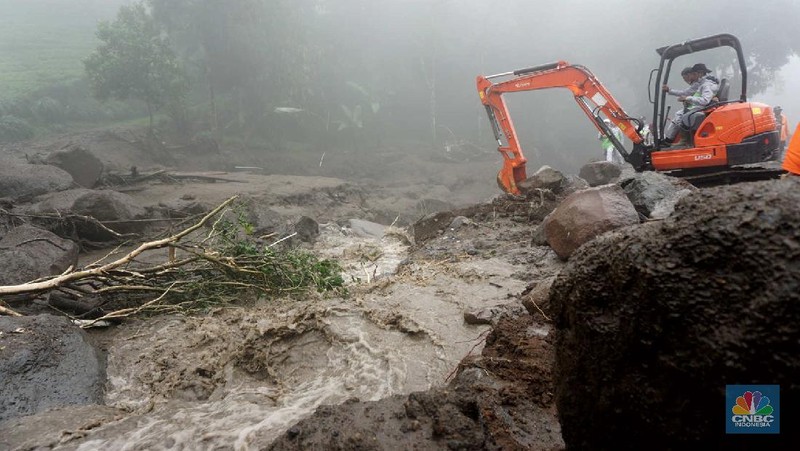 Banjir bandang yang melanda Kampung Gunung Mas, Tugu Selatan, Cisarua, Kabupaten Bogor, Jawa Barat. (CNBC Indonesia/Muhammad Sabki)