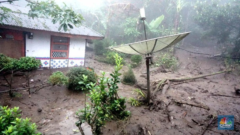 Banjir bandang yang melanda Kampung Gunung Mas, Tugu Selatan, Cisarua, Kabupaten Bogor, Jawa Barat. (CNBC Indonesia/Muhammad Sabki)