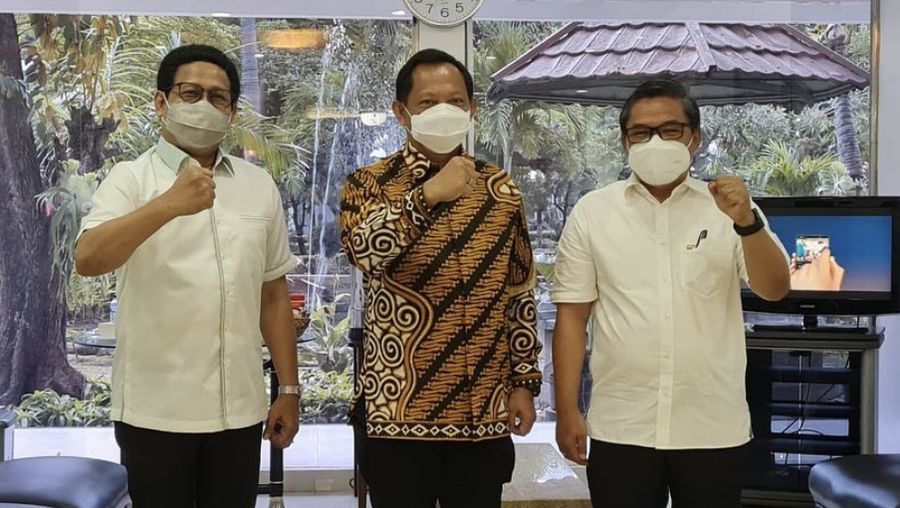 Bertempat di RSPAD Gatot Subroto, Jakarta telah melaksanakan vaksinasi Covid-19 yang pertama. Kegiatan dilakukan bersama an dengan Mendagri Bpk Tito Karnivan dan Menteri Desa/PDTT Bpk Halim Iskandar. (Dok: @alue_dohong)