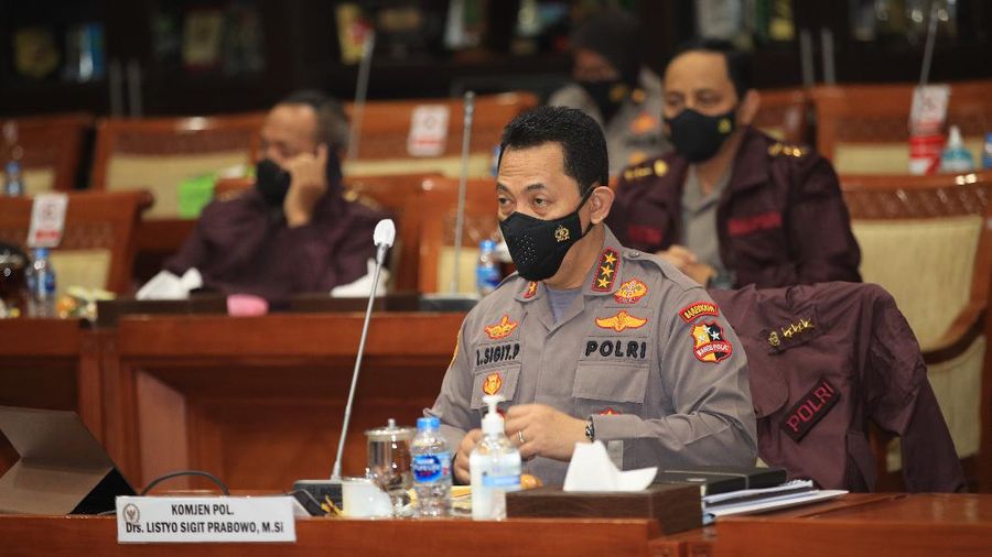 Calon Kapolri Komjen Pol Listyo Sigit Prabowo menjalani uji kelayakan dan kepatutan dengan Komisi III DPR setelah sebelumnya menyerahkan makalah berisi visi dan misi Sigit jika terpilih sebagai Kapolri. (Dok: Ist)