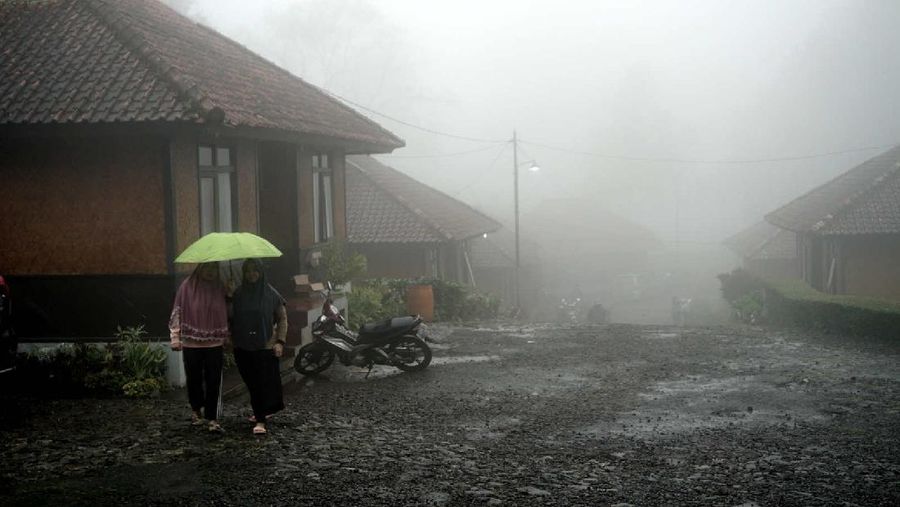 Pengungsian warga yang terdampak banjir bandang puncak. (CNBC Indonesia/Muhammad Sabki)