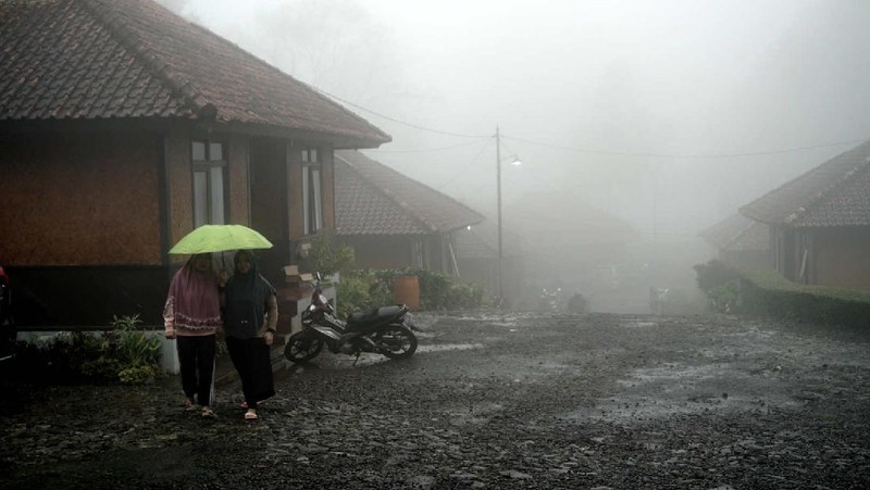 Pengungsian warga yang terdampak banjir bandang puncak. (CNBC Indonesia/Muhammad Sabki)