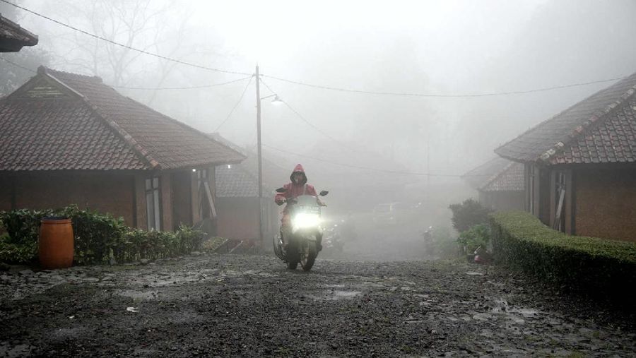 Pengungsian warga yang terdampak banjir bandang puncak. (CNBC Indonesia/Muhammad Sabki)