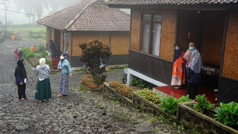 Pengungsian warga yang terdampak banjir bandang puncak. (CNBC Indonesia/Muhammad Sabki)