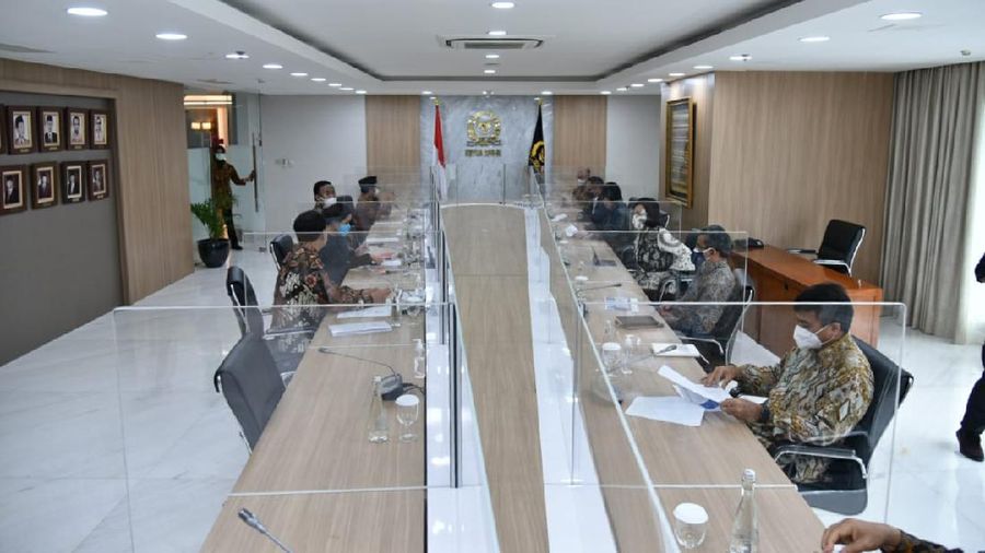 Pertemuan Pemerintah dan DPR bahas penetuan tiga nama Dewan Pengawas LPI di Gedung Nusantara III Kompleks Parlemen. (Dok: DPR RI)