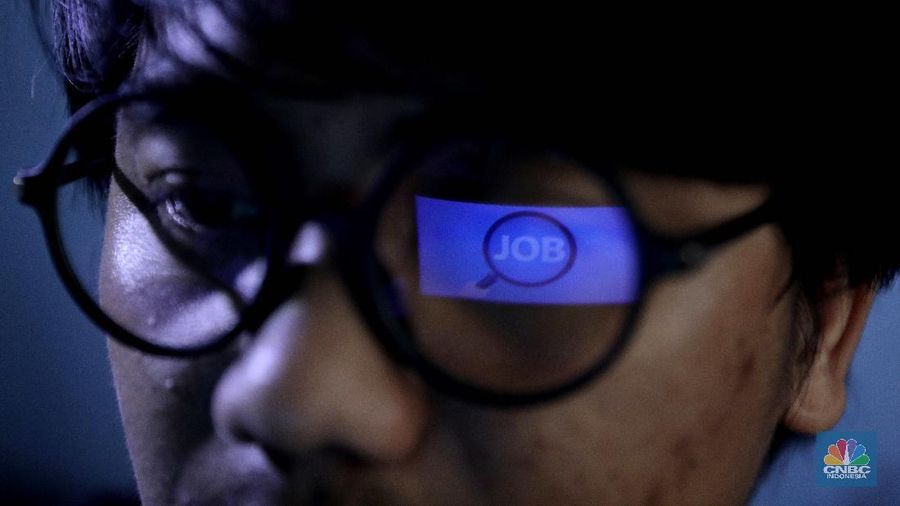 Ilustrasi Fresh Graduate mencari pekerjaan. (CNBC Indonesia/Muhammad Sabki)