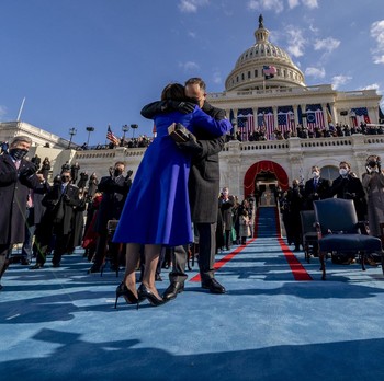 Mesra, Potret Kamala Harris Ucap Sumpah Wapres Depan Suami