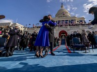 Mesra, Potret Kamala Harris Ucap Sumpah Wapres Depan Suami
