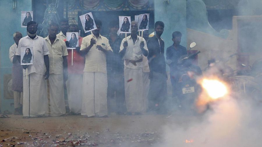 Kampung halaman Kamala Harris di India rayakan kemenangannya sebagai wapres AS. (AP/Aijaz Rahi)