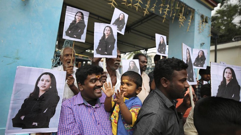 Kampung halaman Kamala Harris di India rayakan kemenangannya sebagai wapres AS. (AP/Aijaz Rahi)