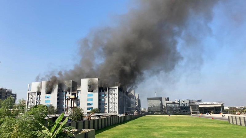 Kebakaran di Institut Serum India, pembuat vaksin terbesar di dunia. (AP/Rafiq Maqbool)