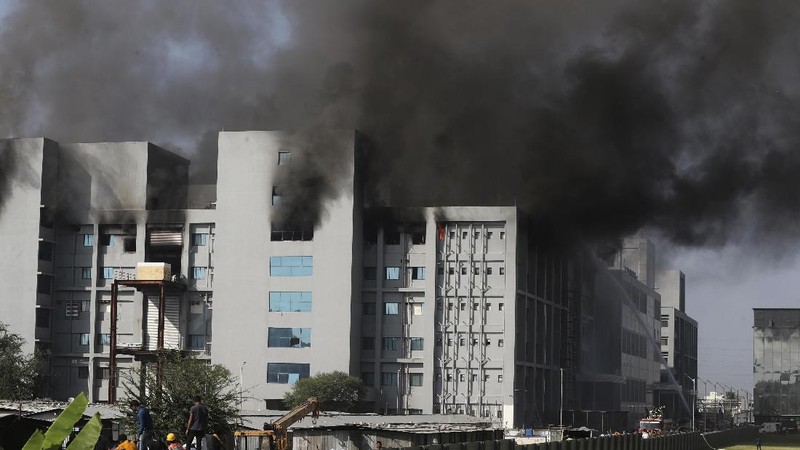 Kebakaran di Institut Serum India, pembuat vaksin terbesar di dunia. (AP/Rafiq Maqbool)