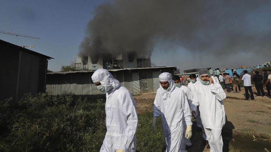 Kebakaran di Institut Serum India, pembuat vaksin terbesar di dunia. (AP/Rafiq Maqbool)