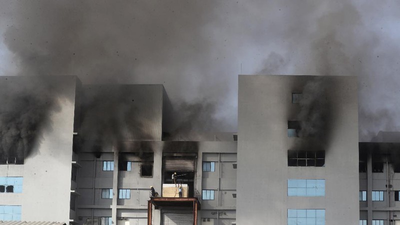 Kebakaran di Institut Serum India, pembuat vaksin terbesar di dunia. (AP/Rafiq Maqbool)